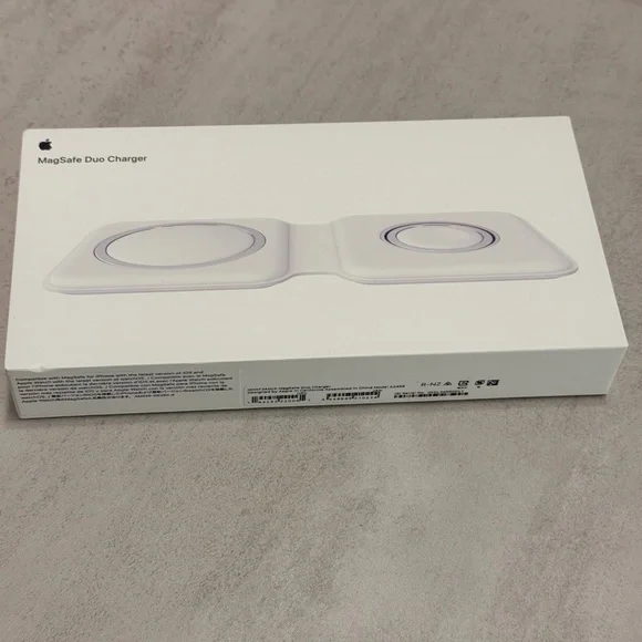 Apple MagSafe Duo Charger - Like New - Picture 3 of 6